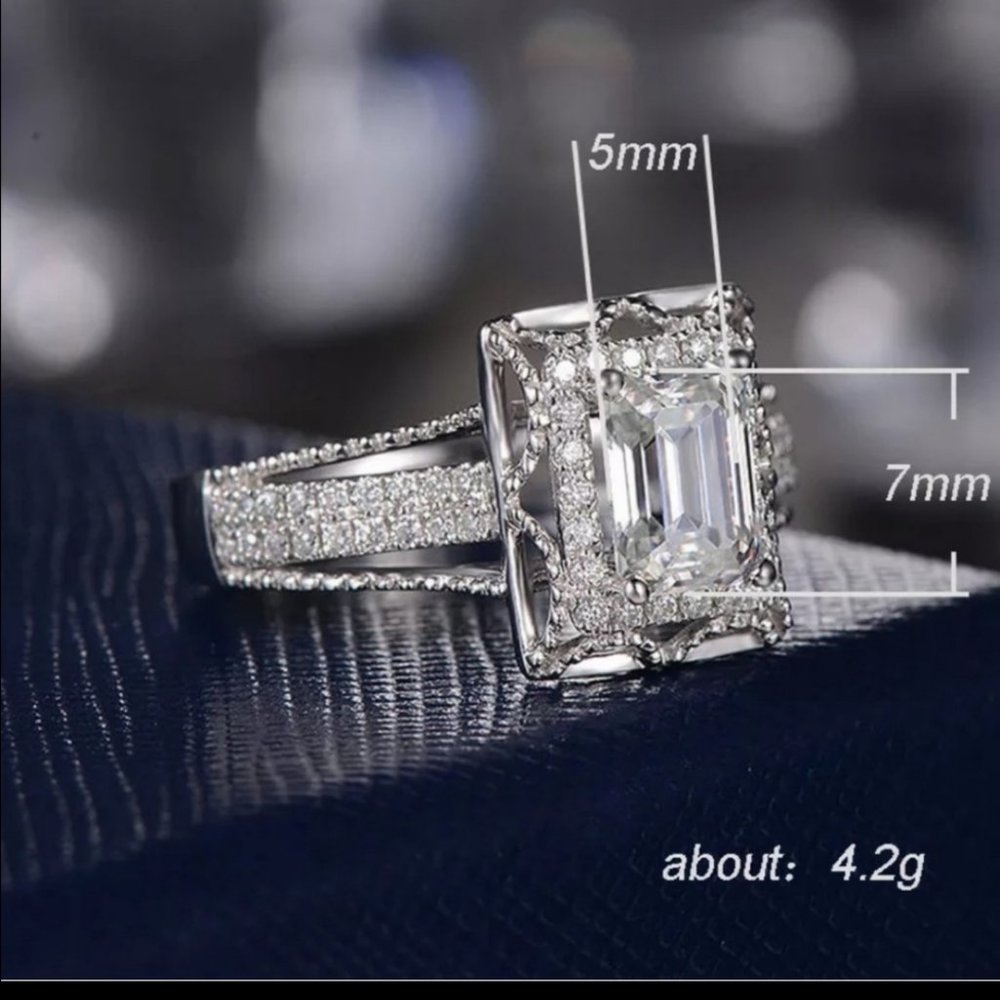 18K WHITE GOLD ROUND DIAMOND HALO RING - Picture 2 of 6